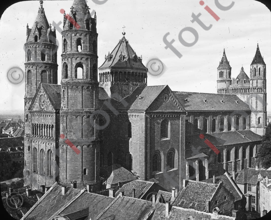 Der Dom St. Peter zu Worms  | The Cathedral of St. Peter in Worms - Foto foticon-simon-150-027-sw.jpg | foticon.de - Bilddatenbank für Motive aus Geschichte und Kultur